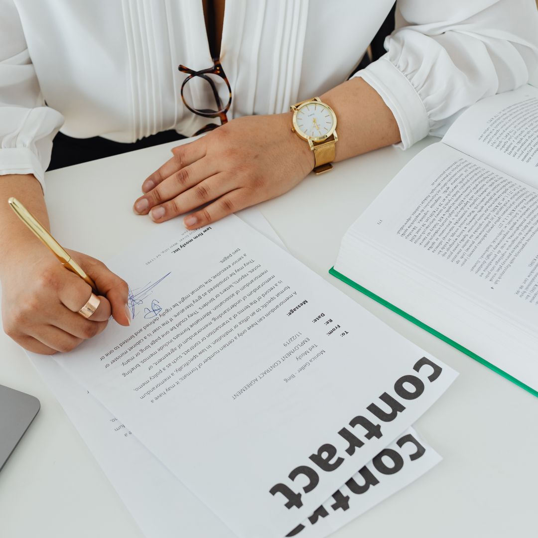 A cada libro su contrato